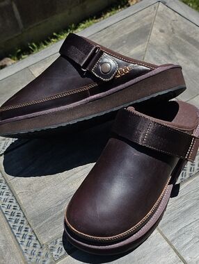 UGG Mens Goldencoast Clog Size US 9 Brown Leather Slingback Slide Sandal